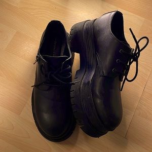 I am selling black high platform shoes from bershka.
